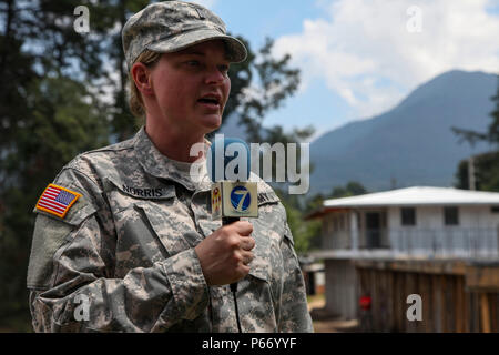 Us Army 1st Lieutenant Julie Norris ist durch Guatemala lokalen Nachrichtensender Joel Navarro mit Kanal 7 für das Training an der Universidad Da Vinci in San Pedro de Guatemala, Guatemala, 14. Mai 2016 interviewt. Task Force Red Wolf und Armee nach Süden führt Humanitäre Zivile Hilfe Ausbildung auf taktischer Ebene Bauprojekte und medizinische Bereitschaft Übungen medizinische Zugang und den Bau von Schulen in Guatemala mit der guatemaltekischen Regierung und nicht-staatlichen Stellen von 05 Mär 16 bis 18 Apr 16 Um die Mission die Bereitschaft der US-Streitkräfte zu verbessern und Pro umfassen Stockfoto