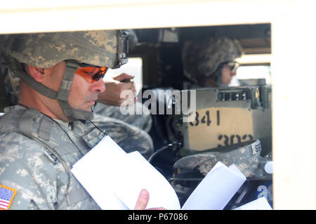JOLON, Calif - Sgt. Joe Jacques, ein Fahrzeug Commander mit den 341 Military Police Company, 11 MP Brigade, 200 MP Division, Bewertungen Feuer Befehle mit seiner Crew vor der Teilnahme an einem gunnery Qualifikation am Fort Hunter Liggett, Calif., Mai 3. Die Soldaten der 341. MP Co. Verwenden Humvees montierten mit Crew- serviert Waffen Schießwesen Tabelle Qualifikation zu führen. Diese qualifikationsanforderungen wurden vor kurzem an die Armee behält sich eingeführt und Neue sind für dieses Unternehmen. Jacques ist ein Eingeborener von San Francisco, Calif (Foto von Sgt. Kimberly Browne, 350 PAD) Stockfoto