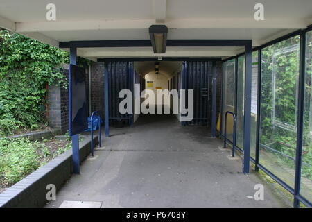 U-Bahn Zugang zu Dudley Hafen Bahnhof, West Midlands. 2007 Stockfoto