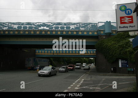 Der Ansatz für die Dudley Hafen Bahnhof, West Midlands, zeigt die beeindruckende Brücken, die die Bahn und der Kanal über die Straße und die Station si Stockfoto