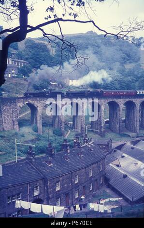 Das Ende von Dampf auf Britischen Eisenbahnen. Eine Stütze der Ex-LMS Schwarz 5 Klasse 4-6-0 s, Nr. 44874 und 45017, Sturm der Aufstieg Copey Grube Gipfel in der Nähe von Todmorden zu Stockfoto