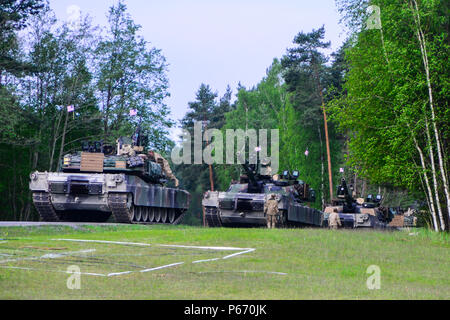 Us-Soldaten, in die 3.Infanterie Division, bereiten Sie Ihren Tank's, während die starke Europa Tank Herausforderung (SETC), an der 7. Armee gemeinsame Multinationale Ausbildung Befehl des Grafenwöhr Training Area, Grafenwöhr, Deutschland, 11. Mai 2016. Die setc wird gemeinsam von der US-Army in Europa und der Deutschen Bundeswehr, Mai 10-13, 2016 gehostet wird. Der Wettbewerb soll militärische Partnerschaft zu fördern und gleichzeitig die Förderung der NATO-Interoperabilität. Sieben Trupps sechs NATO-Nationen konkurrieren in SETC-die erste multinationale tank Herausforderung bei Grafenwöhr seit 25 Jahren. Für mehr Fotos, Videos und Geschichten aus dem S Stockfoto