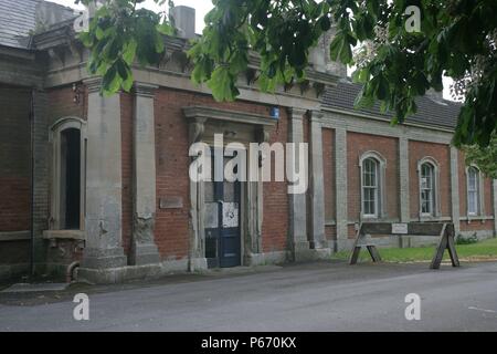 Die reich verzierte Fassade des stillgelegten Bahnhofsgebäude in Market Rasen, Lincolnshire. 2007 Stockfoto