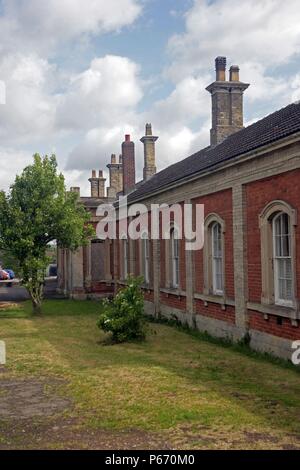 Die reich verzierte Fassade des stillgelegten Bahnhofsgebäude in Market Rasen, Lincolnshire. 2007 Stockfoto