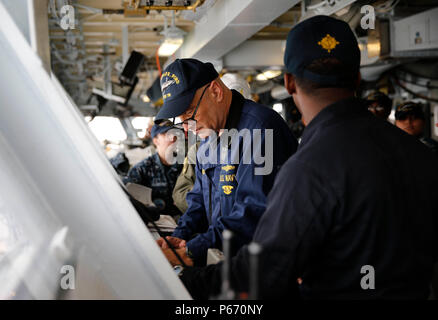 NEWPORT NEWS, Virginia (3. Mai 2016) - Lt.Cmdr. Alan Howard, zugeordnet zu den Pre-Commissioning Unit Gerald R. Ford (CVN 78), DM-Abteilungen als 'manned und bereit" während eines simulierten unterwegs bekannt als schnelle Kreuzfahrt. Diese schnelle Kreuzfahrt ist die erste von vier Ford für voll im Gange Operationen vorzubereiten. (U.S. Marine Foto von Mass Communication Specialist Seaman Apprentice Gitte Schirrmacher/Freigegeben) Stockfoto