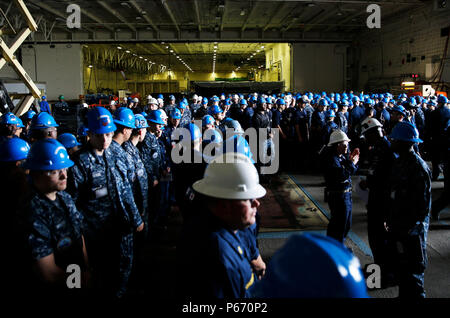 NEWPORT NEWS, Virginia (3. Mai 2016) - Segler zugeordnet Pre-Commissioning Unit Gerald R. Ford (CVN 78) im Hangar bay sammeln für ein Schiff bohren während eines simulierten unterwegs bekannt als schnelle Kreuzfahrt verzichten. Diese schnelle Kreuzfahrt ist die erste von vier Ford für voll im Gange Operationen vorzubereiten. (U.S. Marine Foto von Mass Communication Specialist Seaman Apprentice Gitte Schirrmacher/Freigegeben) Stockfoto