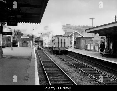 Die beiden mittleren Gleise in diesem Nord - Blick von wattsville Station waren ursprünglich Der Rhymney Railway Main Line von Cardiff nach Rhymney. In diesem v Stockfoto