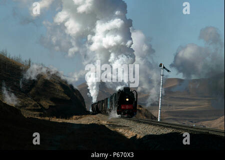 Diese seltene Szene mit einem Banker auf dem Jing Peng Pass in der Inneren Mongolei, den Motor eines Osten Fracht gebunden für Daban nicht in der Nähe von Simin Stockfoto