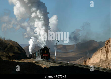 Diese seltene Szene mit einem Banker auf dem Jing Peng Pass in der Inneren Mongolei, den Motor eines Osten Fracht gebunden für Daban nicht in der Nähe von Simin Stockfoto