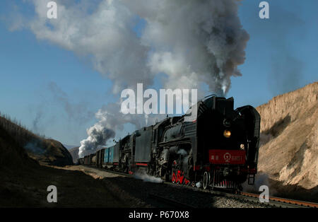 Diese seltene Szene mit einem Banker auf dem Jing Peng Pass in der Inneren Mongolei, den Motor eines Osten Fracht gebunden für Daban nicht in der Nähe von Simin Stockfoto