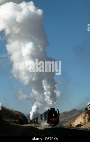 Diese seltene Szene mit einem Banker auf dem Jing Peng Pass in der Inneren Mongolei, den Motor eines Osten Fracht gebunden für Daban nicht in der Nähe von Simin Stockfoto