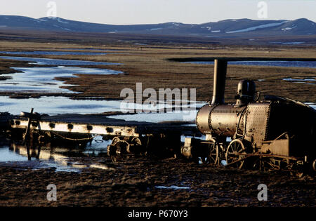 Drei ehemalige New York Erhöhte, Baldwin und New York Lokomotive Unternehmen, 0-4-4 Forney Lokomotiven. Liegen auf der Arktischen Tundra in der Mündung des Stockfoto