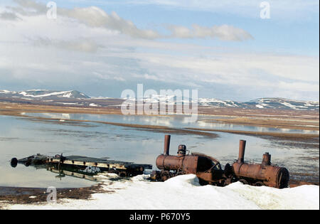 Drei ehemalige New York Erhöhte, Baldwin und New York Lokomotive Unternehmen, 0-4-4 Forney Lokomotiven. Liegen auf der Arktischen Tundra in der Mündung des Stockfoto