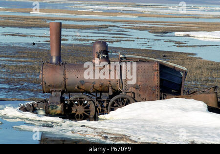 Drei ehemalige New York Erhöhte, Baldwin und New York Lokomotive Unternehmen, 0-4-4 Forney Lokomotiven. Liegen auf der Arktischen Tundra in der Mündung des Stockfoto