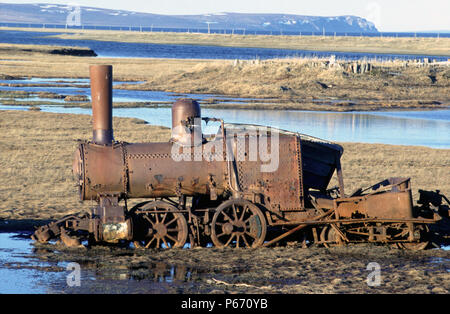 Drei ehemalige New York Erhöhte, Baldwin und New York Lokomotive Unternehmen, 0-4-4 Forney Lokomotiven. Liegen auf der Arktischen Tundra in der Mündung des Stockfoto