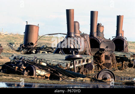 Drei ehemalige New York Erhöhte, Baldwin und New York Lokomotive Unternehmen, 0-4-4 Forney Lokomotiven. Liegen auf der Arktischen Tundra in der Mündung des Stockfoto