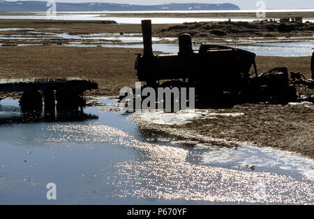 Drei ehemalige New York Erhöhte, Baldwin und New York Lokomotive Unternehmen, 0-4-4 Forney Lokomotiven. Liegen auf der Arktischen Tundra in der Mündung des Stockfoto