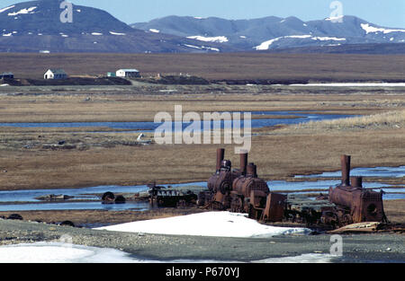 Drei ehemalige New York Erhöhte, Baldwin und New York Lokomotive Unternehmen, 0-4-4 Forney Lokomotiven. Liegen auf der Arktischen Tundra in der Mündung des Stockfoto