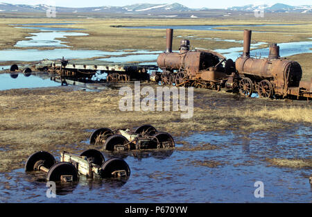 Drei ehemalige New York Erhöhte, Baldwin und New York Lokomotive Unternehmen, 0-4-4 Forney Lokomotiven. Liegen auf der Arktischen Tundra in der Mündung des Stockfoto