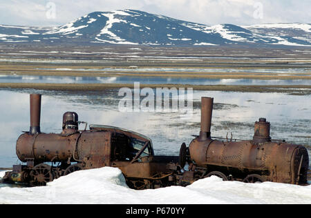 Drei ehemalige New York Erhöhte, Baldwin und New York Lokomotive Unternehmen, 0-4-4 Forney Lokomotiven. Liegen auf der Arktischen Tundra in der Mündung des Stockfoto