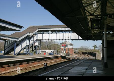 Ansicht unter dem Vordach auf der Plattform in Truro, Cornwall, die Fußgängerbrücke mit dem Stellwerk im Hintergrund. 2006 Stockfoto