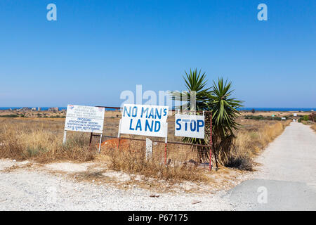 Zufahrt zum Niemandsland zwischen den griechischen und den türkischen Gebiete von Zypern in der Nähe Famagusta, bewacht von den Vereinten Nationen Truppen Stockfoto