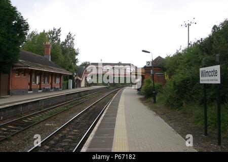 Blick von der Plattform des Bahnhofsgebäude in Wilmcote Station, Warwickshire, zeigt die Plattform Beleuchtung und Beschilderung. 2007 Stockfoto