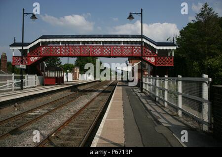 Blick auf den Plattformen und neu renovierten Beleuchtung und eine Fußgängerbrücke in Codsall, Staffordshire. 2007 Stockfoto