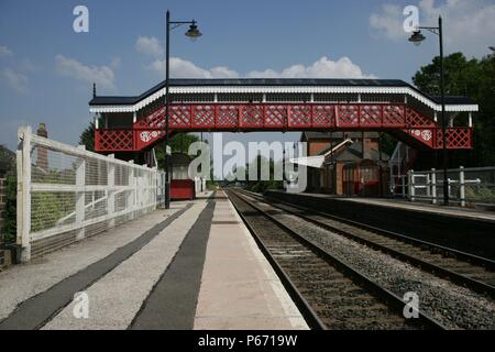 Blick auf den Plattformen und neu renovierten Beleuchtung und eine Fußgängerbrücke in Codsall, Staffordshire. 2007 Stockfoto