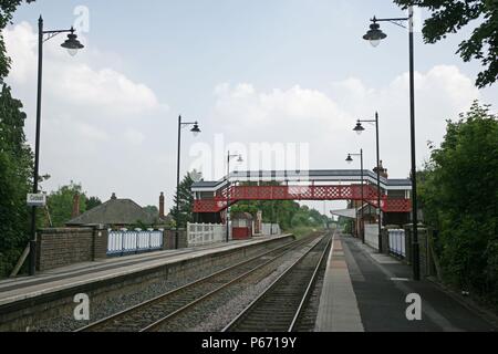 Blick auf den Plattformen und neu renovierten Beleuchtung und eine Fußgängerbrücke in Codsall, Staffordshire. 2007 Stockfoto