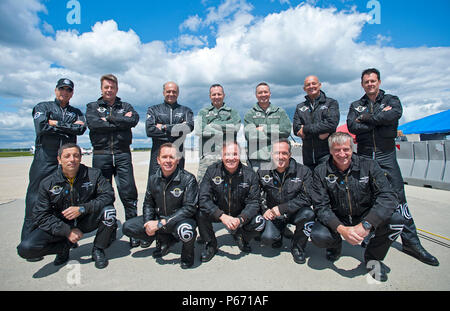 Oberst Friedrich D. Thaden, 87th Air Base Wing Commander, (Mitte rechts) und 87. ABW Command Chief Master Sgt. Craig A. Poling (Mitte links), stellen mit dem Breitling Jet Team Mitglieder zu Beginn des zweiten Tages der Macht in der Kiefern Open House und Air Show in Joint Base Mc Guire-Dix - Lakehurst, N.J. Mai 15. Als der Nation nur tri-service Joint Base, JB MDL's Power in den Kiefern Open House und Air Show Demonstrationen von jedem Zweig der Streitkräfte bietet. (U.S. Air Force Foto von Christian DeLuca/freigegeben) Stockfoto