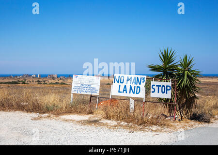 Zufahrt zum Niemandsland zwischen den griechischen und den türkischen Gebiete von Zypern in der Nähe Famagusta, bewacht von den Vereinten Nationen Truppen Stockfoto