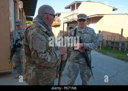 2. Lt. Cody Miller ein Zugführer mit der 377 Militärpolizei Bataillon aus Cincinnati, Ohio, spricht mit Sgt. 1. Klasse Kerry Haupt mit der 377, die Dorfältesten während einer situativen Übung an muscatatuck Urban Training Center, Ind., 13. Mai 2016 zu sein vorgibt. Die Schulung ist Teil des 377., 377. und 377. Bataillon Schlacht Montage der MPs Wissen und die Fähigkeit, realistische Szenarien reagieren Sie in einer bereitgestellten Umgebung auftreten können, zu prüfen. (Foto: US Army Sgt. Marco Gutierrez.) Stockfoto