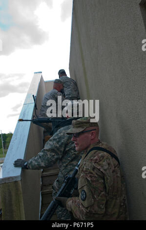 Soldaten der 377., 377. und 377. Bataillon aus Cincinnati, Ohio, taktisch Sie ein Haus während einer situativen Übung an muscatatuck Urban Training Center, Ind., 14. Mai 2016 zu löschen. Die Schulung ist Teil des 377., 377. und 377. Bataillon Schlacht Montage der MPs Wissen und die Fähigkeit, realistische Szenarien reagieren Sie in einer bereitgestellten Umgebung auftreten können, zu prüfen. (Foto: US Army Sgt. Marco Gutierrez.) Stockfoto