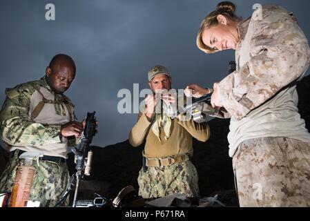 Service für Mitglieder, die Teilnahme an der Flotte bekämpfen Kamera Pacific (Fccp) Sommer Quick Shot 2016, 15. Mai 2016, Azusa, Kalifornien, reinigen Sie Ihre Waffen. Quick Shot ist ein halbjährlicher FCCP Übung, die Ihnen live - Feuer- und Szenario based training zu kombinieren - gemeinsame Bekämpfung der Kamera. (U.S. Marine Foto von Mass Communication Specialist 2. Klasse Eric Chan/Freigegeben) Stockfoto