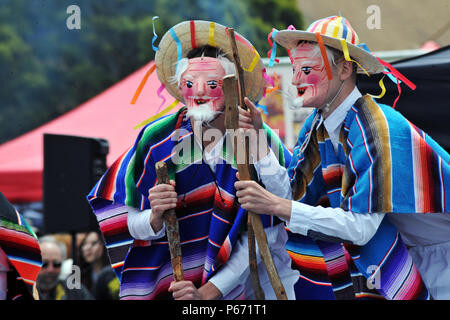 Spanische Studenten an der Defense Language Institute Fremdsprache Center Los Viejitos während Tag Sprache 2016 at The Presidio von Monterey, Kalifornien, 13. Mai durchführen. Tag Sprache ist eine jährliche Open House Veranstaltung fördert und ermutigt die kulturelle Verständigung und Bräuchen aus aller Welt. Stockfoto