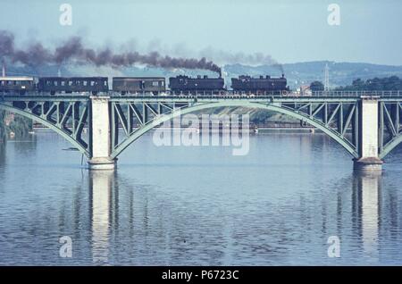 Ein paar der Jugoslawischen Eisenbahnen 18 Klasse 4-6-2 T doppel Kopf ein 12:00 Uhr Zug nach Zell am Ziller über den Viadukt in Maribor am Mittwoch, den 23. August 1972. Stockfoto