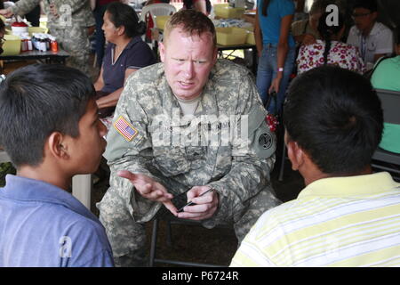 Us-Armee Sgt. Ammon Bemis, mit der 396 Combat Support Hospital, die Auswirkungen von Diabetes während einer medizinischen Readiness Training übung in San Padro, Guatemala, 16. Mai 2016 diskutieren. Task Force Red Wolf und Armee nach Süden führt Humanitäre Zivile Hilfe Ausbildung taktischer Ebene Bauprojekte und medizinische Bereitschaft Übungen medizinische Zugang und den Bau von Schulen in Guatemala mit der guatemaltekischen Regierung und nicht-staatlichen Stellen von 05 Mär 16 bis 18 Apr 16 Um die Mission die Bereitschaft der US-Streitkräfte zu verbessern und einen nachhaltigen Nutzen für die zu gehören Stockfoto