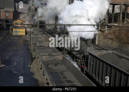 Ein Rake von Raub Wagen warten hinter einem Chinesischen SY klasse Mikado an Beichang Wäsche im November 2006 geladen werden. Stockfoto