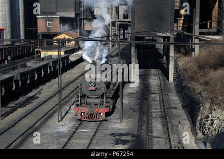 Ein Rake von Raub Wagen warten hinter einem Chinesischen SY klasse Mikado an Beichang Wäsche im November 2006 geladen werden. Stockfoto