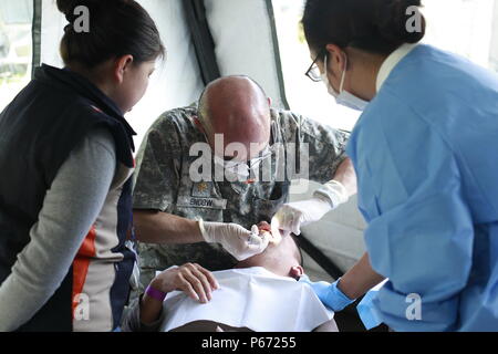 Us-Armee Maj. John ausstatten und Pfc. Kontear Peng, mit der 185 zahnmedizinische Gesellschaft, eine Betäubung Betäubung zu einem Patienten während einer medizinischen Bereitschaft Übung in San Padro, Guatemala, 16. Mai 2016 zu verwalten. Task Force Red Wolf und Armee nach Süden führt Humanitäre Zivile Hilfe Ausbildung taktischer Ebene Bauprojekte und medizinische Bereitschaft Übungen medizinische Zugang und den Bau von Schulen in Guatemala mit der guatemaltekischen Regierung und nicht-staatlichen Stellen von 05 Mär 16 bis 18 Apr 16 Um die Mission die Bereitschaft der US-Streitkräfte zu verbessern und eine nachhaltige Vorteile zu gehören Stockfoto