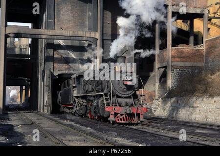 Ein Rake von Raub Wagen warten hinter einem Chinesischen SY klasse Mikado an Beichang Wäsche im November 2006 geladen werden. Stockfoto