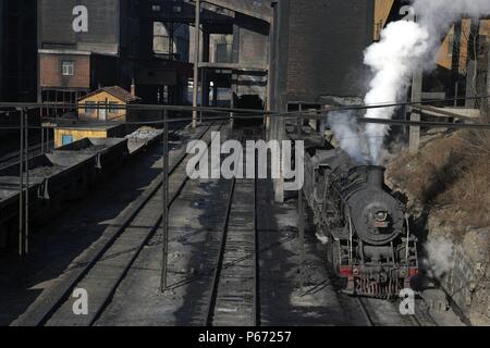 Ein Rake von Raub Wagen warten hinter einem Chinesischen SY klasse Mikado an Beichang Wäsche im November 2006 geladen werden. Stockfoto