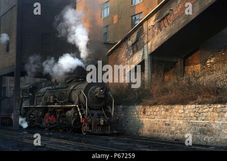 Ein Rake von Raub Wagen warten hinter einem Chinesischen SY klasse Mikado an Beichang Wäsche im November 2006 geladen werden. Stockfoto