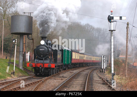 Eine erneute Erstellung einer lokalen Zug auf die erhaltenen Severn Valley Railway von Fotografen gesehen, einen Lauf vorbei an Highley station. März 2005. Stockfoto