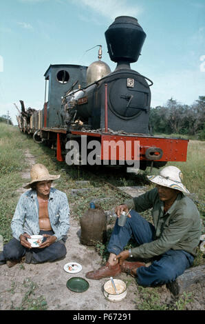 Eine Szene auf dem 76 cm gauge Quabracho Protokollierung Netzwerk strahlenförmig von Puerto Casado im paraguayischen Chaco. Der Motor ist auf Carlos' eine Manning Wardle 'D Stockfoto