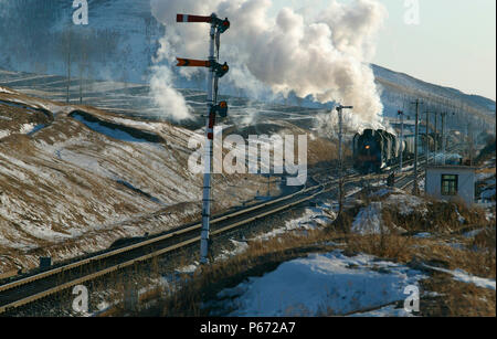 Ein kurzer Aufstieg zum Gipfel im Tunnel erwartet die zwei QJ 2-10-2s hier gefangen, die von Shangdian mit einer Fracht. Stockfoto