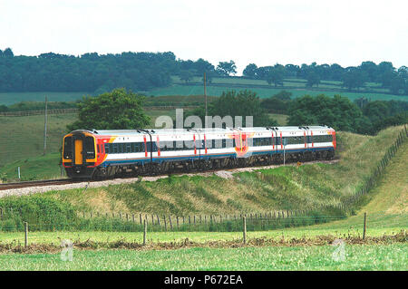 Ein South West Trains Class 159 in herrlicher Landschaft. 2003 Stockfoto