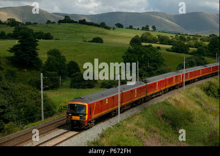 Ein southbound Post Zug comprived der a325 Klasse WWU Pässe Grayrigg Dorf zwischen Tabay und Oxenholme im Sommer 2003. Stockfoto