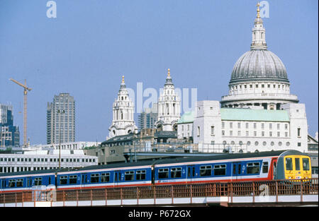 Ein thameslink Klasse 319 im Netzwerk Südost livery Kreuze Blackfriars Bridge mit St Pauls und Londoner Skyline im Hintergrund. C 1993 Stockfoto